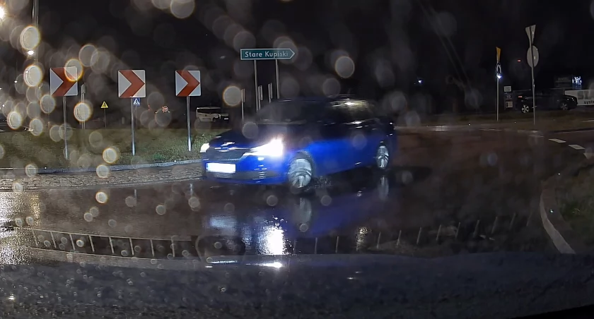 Niebezpieczny manewr: Kierowca jechał pod prąd na rondzie! [VIDEO]