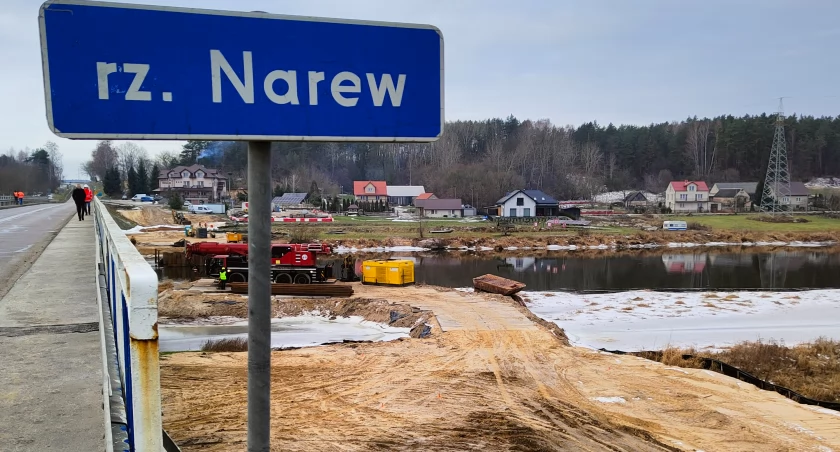 Tak powstaje tymczasowy most na Narwi w Wiźnie. Stary zostanie zdemontowany w przyszłym roku [FOTO]