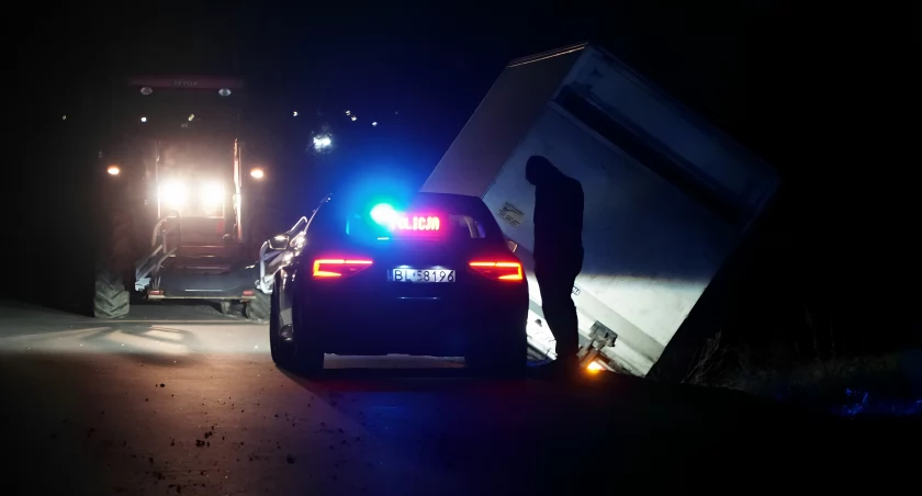 Traktorzysta w stanie po spożyciu próbuje ratować busa [FOTO]