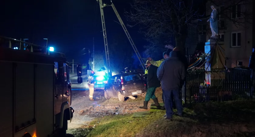 Niwkowo: Opel wylądował na słupie energetycznym [FOTO]
