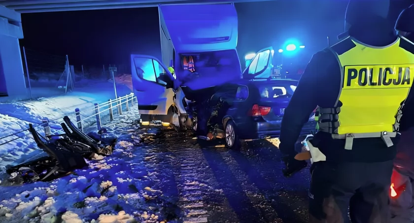 Ślisko i niebezpiecznie: Ciężarówki i osobówki w rowach [FOTO]