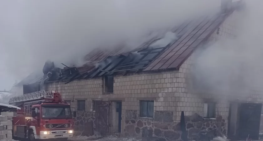 Pożar budynku inwentarskiego w gminie Jedwabne. 120 bel słomy w ogniu i ewakuacja zwierząt [FOTO]