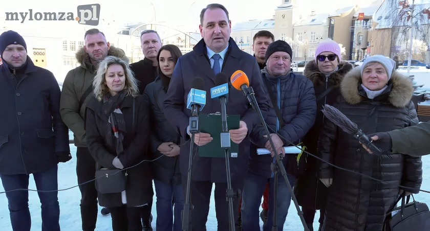 Domasiewicz prosi o udział w ankiecie. Konferencja prasowa Przyjaznej Łomży [VIDEO]