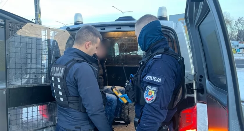 Łomża. Wspólna libacja zakończona bójką na dworcu [FOTO]