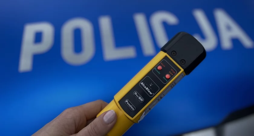 Pijana przyjechała po piwo na stację paliw. Wjechała w dystrybutor
