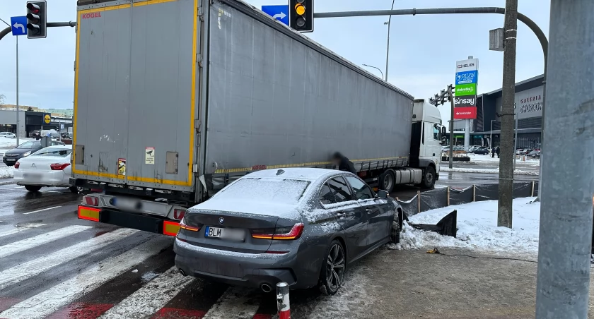 Zderzenie tira z BMW w centrum Łomży. Są utrudnienia w ruchu [FOTO]