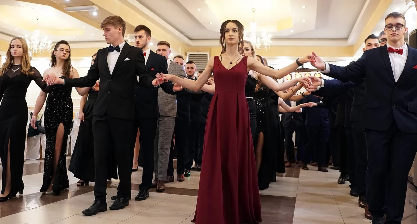 W rytmie poloneza: Studniówkowe emocje ZSCKR w Marianowie [VIDEO i FOTO]