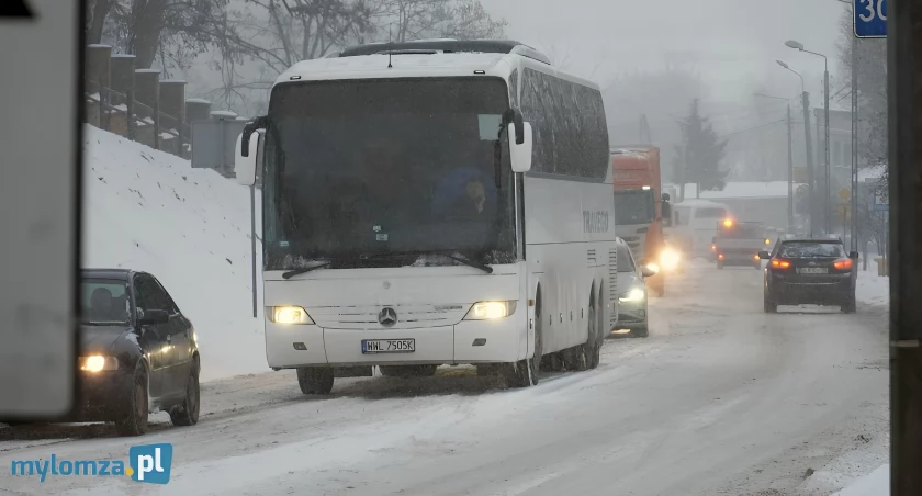 Ciężkie warunki na drogach! Zablokowany wjazd do Łomży!