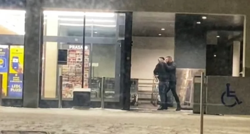 Łomża. Policjant na wolnym zatrzymał złodzieja alkoholu [VIDEO]