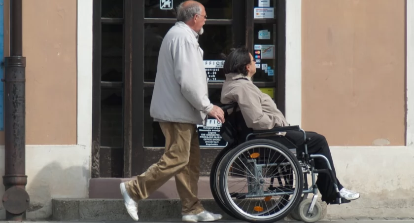 Pobieranie świadczenia z gminy przez opiekuna a świadczenie wspierające