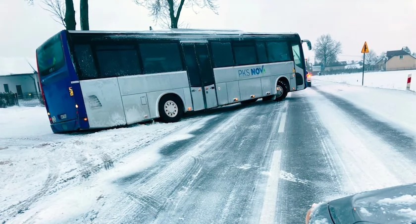 Śnieżyca znów sparaliżowała drogi pod Łomżą [VIDEO i FOTO]