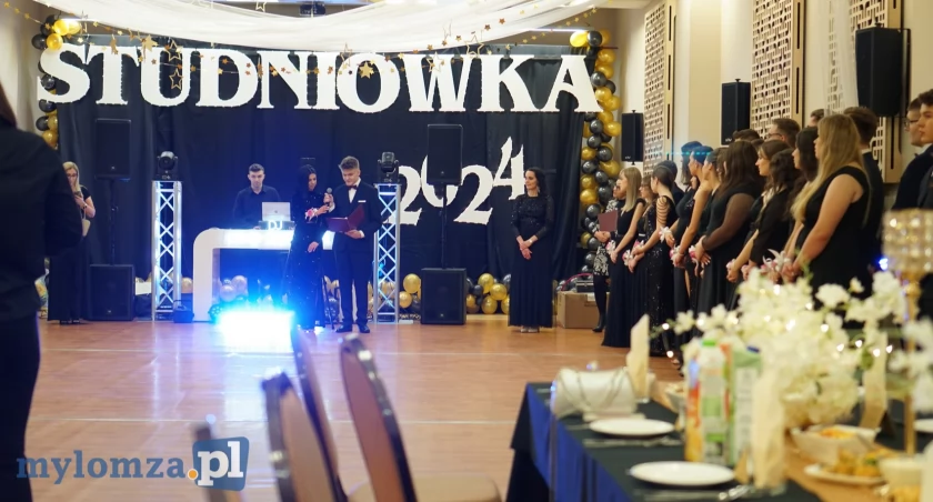 Uroczysta studniówka w łomżyńskim 