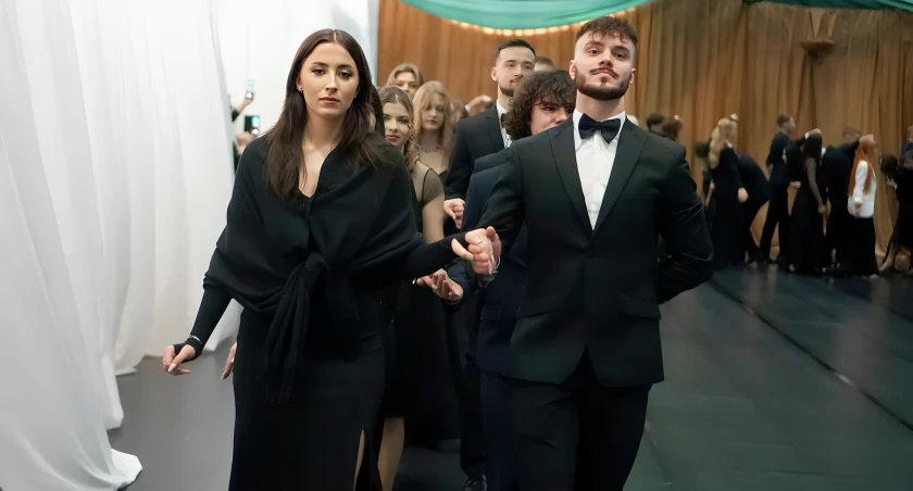 Polonez, walc i wspomnienia:  Studniówka w Zespole Szkół Mechanicznych i Ogólnokształcących nr 5 w Łomży [VIDEO i FOTO]