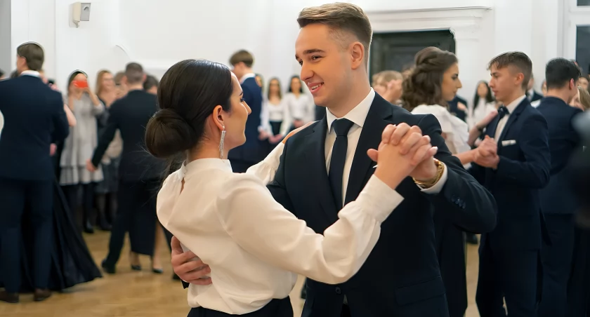 Elegancki bal maturzystów: Studniówka 2024 w I Liceum Ogólnokształcącym w Łomży [VIDEO i FOTO]