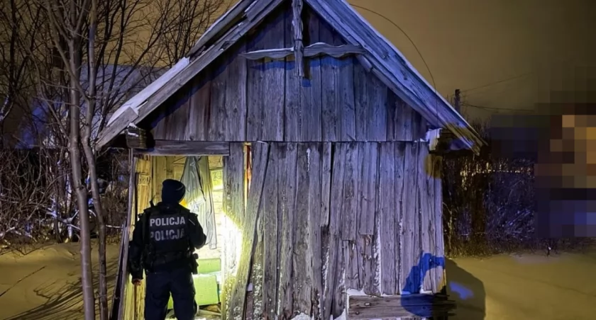 Policjanci uratowali kobietę przed wychłodzeniem 