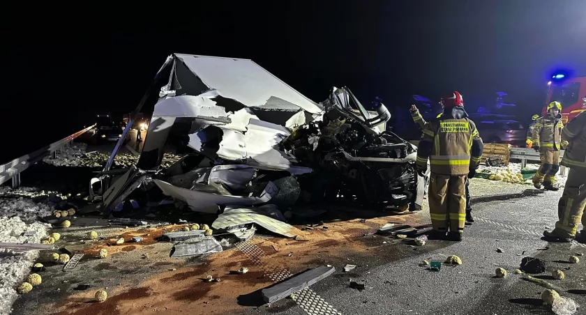 Zderzenie busa z ciężarówką na S61: Utrudnienia w ruchu, jedna osoba w szpitalu [FOTO]
