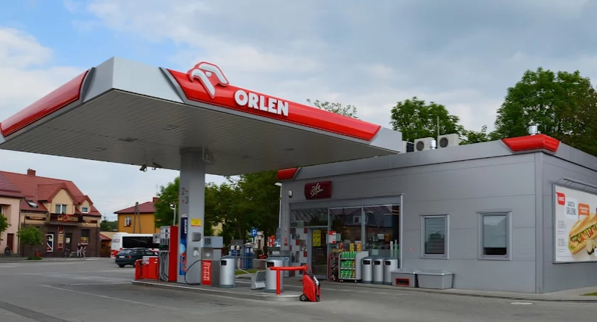 Te stacje lepiej omijać. UOKiK zbadał jakość paliw