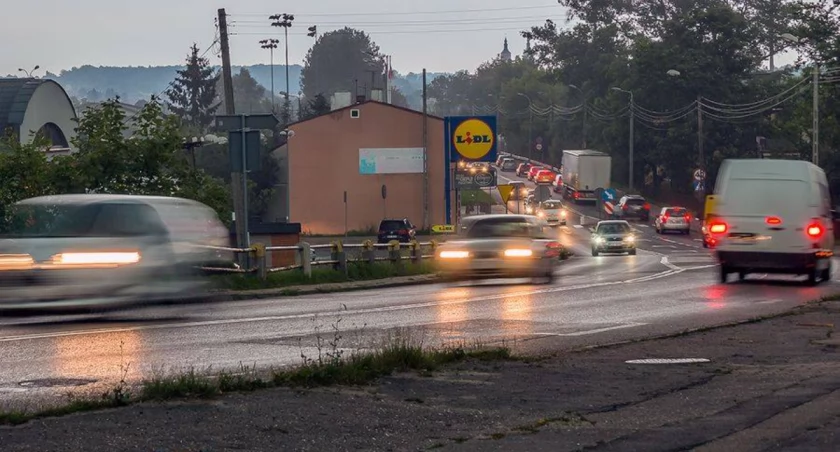 Utrudnienia na skrzyżowaniu w Piątnicy. Samochód ciężarowy blokuje jeden pas ruchu