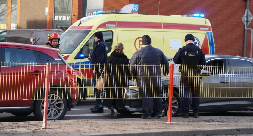 Niebezpieczna kolizja na Al. Legionów. Kierowca zabrany do szpitala [FOTO]