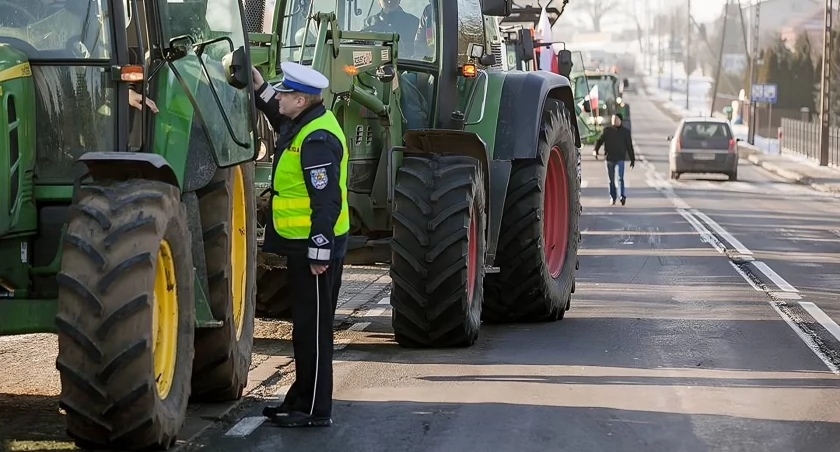 Wójt gminy Piątnica ostrzega przed blokadą drogi w Marianowie! Zachęca do pozostawienia dzieci w domach