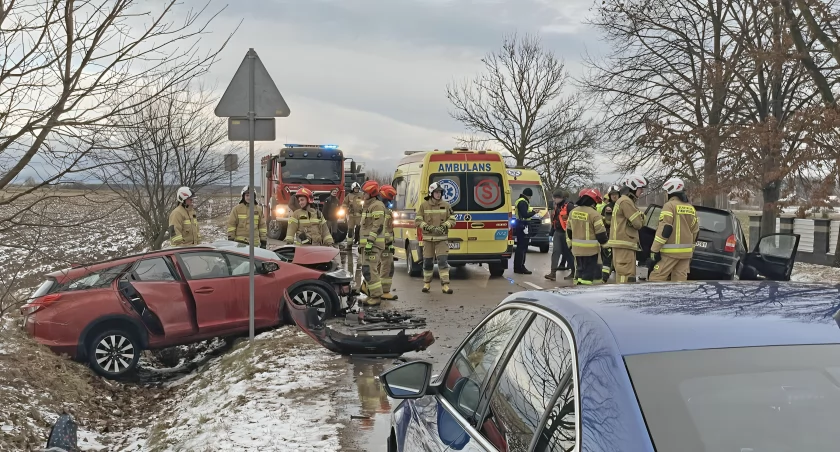 Zablokowana droga po wypadku w gminie Piątnica. 7 osób w szpitalu! [FOTO]