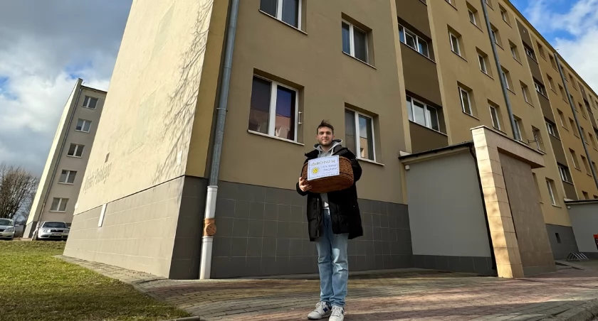 Uśmiechnij się i poczęstuj pączkiem - nietypowa akcja w tłusty czwartek na ulicach Łomży [FOTO]
