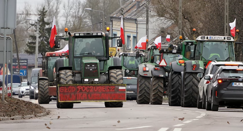 Utrudnienia przy Placu Kościuszki w Łomży: rolnicy protestują na rondzie [FOTO]