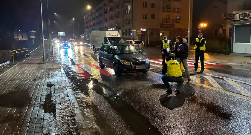 Wypadek na Al. Legionów: Piesi potrąceni przez skodę