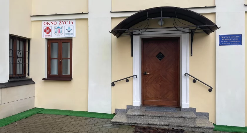 Malutka dziewczynka w oknie życia. To drugi przypadek w Łomży!