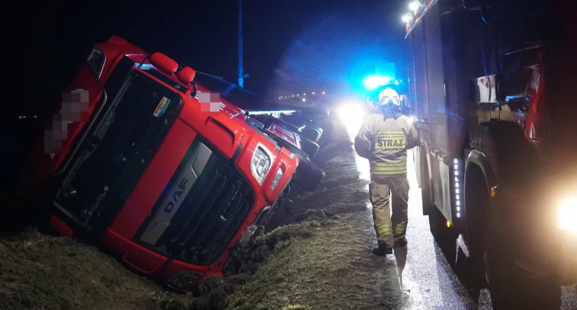 Wahadłowa organizacja ruchu po wypadku TIR-a na trasie Piątnica-Jedwabne [FOTO]