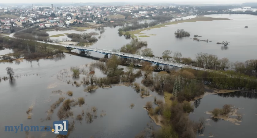 Zagrożenia powodzią nie ma. Choć rozlewiska Narwi są ogromne [DRON i FOTO]