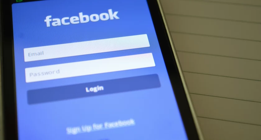 Hakerzy podszywają się pod profil ZUS-u na Facebooku