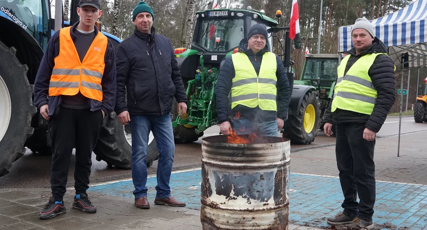 Rolnicy z Kuzi blokują drogę wojewódzką: Protest przeciw bierności rządu [FOTO]