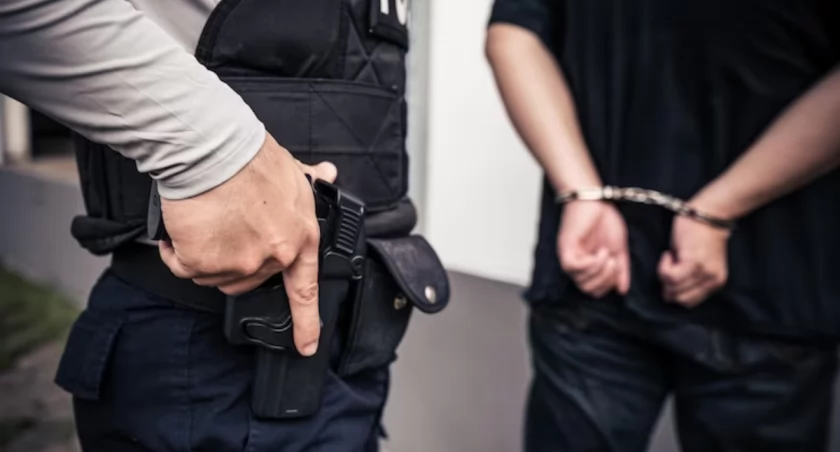Pijany kierowca nie zatrzymał się do kontroli drogowej. Próbował uciec pieszo