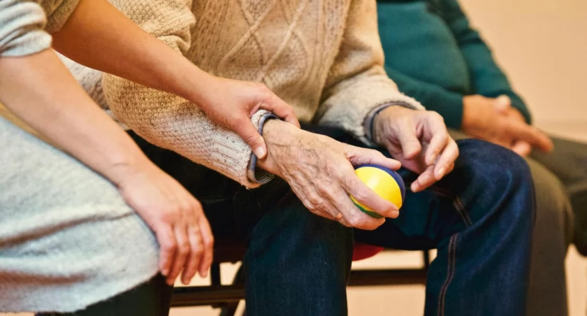 Darmowe wsparcie dla seniorów i osób niepełnosprawnych. Kto może pomóc, a kto otrzymać pomoc?