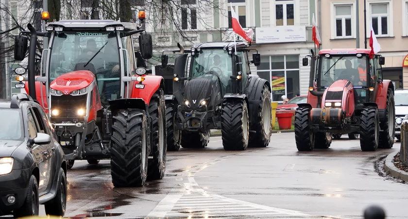Utrudnienia przy Placu Kościuszki w Łomży: Protestują na rondzie, jeden młody rolnik “zwiedzał” Stary Rynek [FOTO i VIDEO]