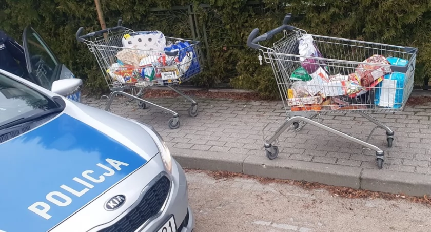 Okradziono sklep. Nie oszczędzili nawet sklepowych wózków