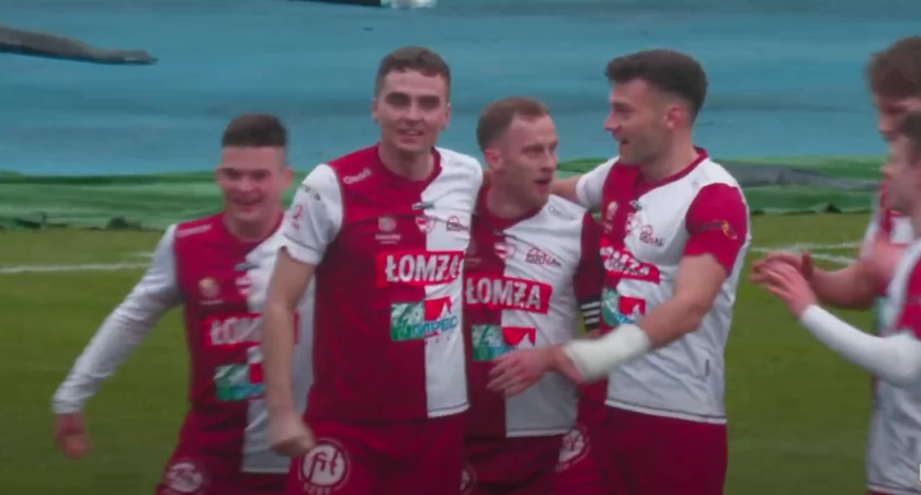 ŁKS Łomża. Lider klęknął przed ekipą Płuski. Zrobili to! (wideo)
