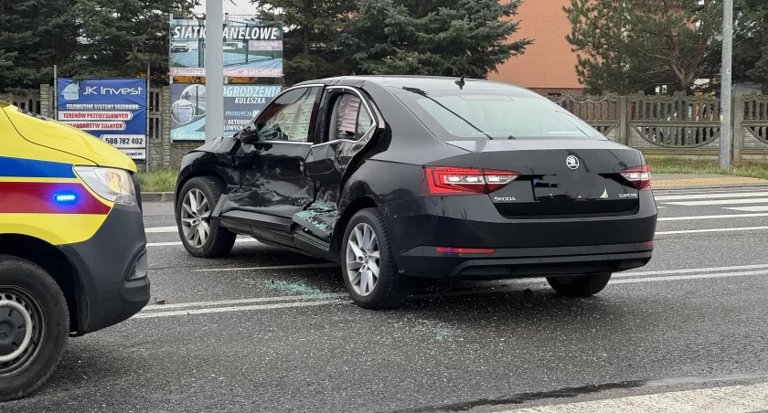 Groźnie wyglądająca kolizja. Skoda mocno uszkodzona [FOTO]