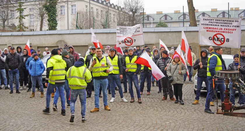 Strajk w Łomży. Rolnicy przywieźli ze sobą obornik! [VIDEO i FOTO]