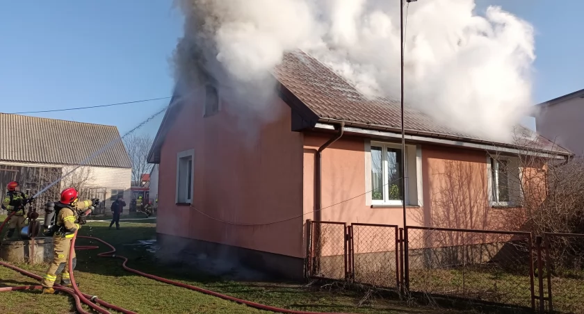 Pożar domu jednorodzinnego pod Łomżą. Budynek zamieszkiwały starsze osoby