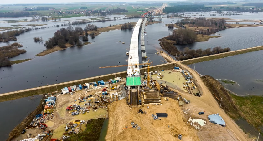 Nowy most nad Narwią wydłuża się powoli. Trwa zbrojenie i betonowanie [FOTO]