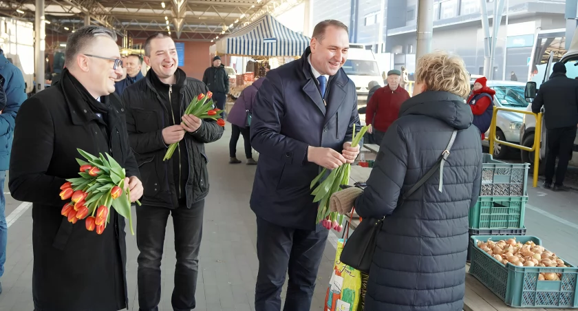 Ćwierć tysiąca tulipanów dla Pań od Przyjaznej Łomży i kandydata Dariusza Domasiewicza [VIDEO i FOTO]