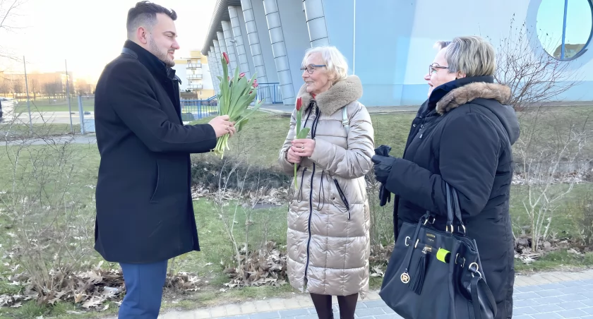 Prezydent Mariusz Chrzanowski z życzeniami i kwiatami dla kobiet w Parku Jana Pawła II [VIDEO i FOTO]