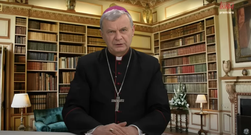 Pół litra wódki za 9,99 zł. Biskup Bronakowski krytykuje popularne dyskonty za promocje na alkohol [VIDEO]