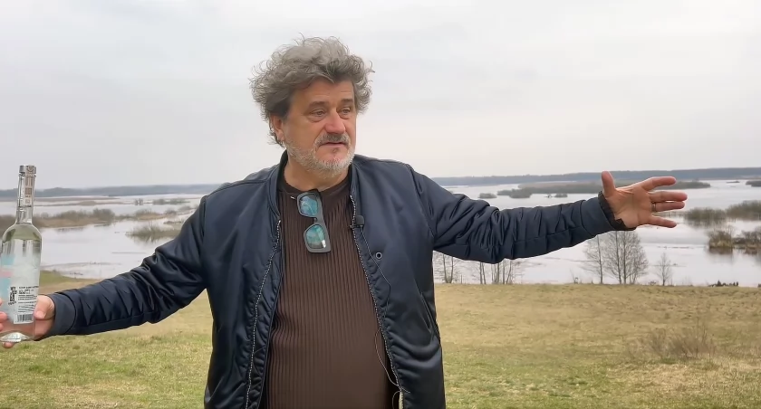 Janusz Palikot na tle rozlewisk Biebrzy i Narwi promuje swoje trunki. Brak mu rzetelności i wiedzy