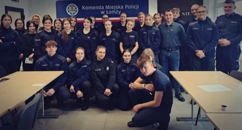 Młodzież na „Dniu Otwartym” w Komendzie Miejskiej Policji w Łomży