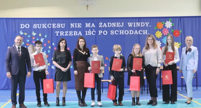 Najzdolniejsi uczniowie szkół podstawowych otrzymali stypendia od wójta Gminy Łomża