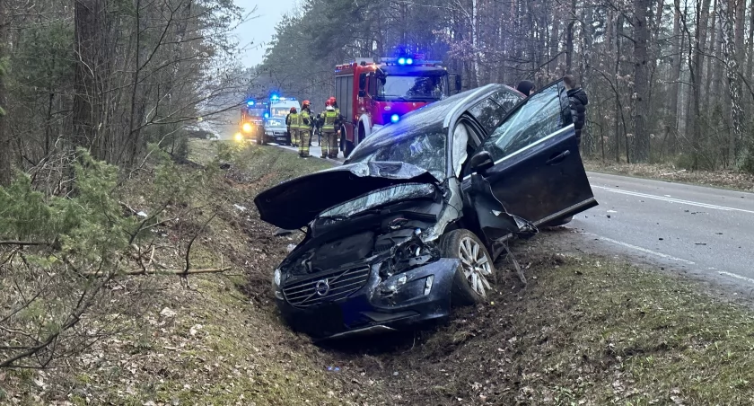 Cztery auta, w tym autobus zderzyły się na drodze między Jeziorkiem a Kownatami [FOTO]