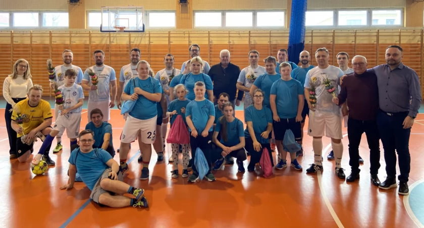 Emocje, sport i dobra zabawa. Mecz pomiędzy Zespołem Szkół Specjalnych a Urzędem Miejskim w Łomży